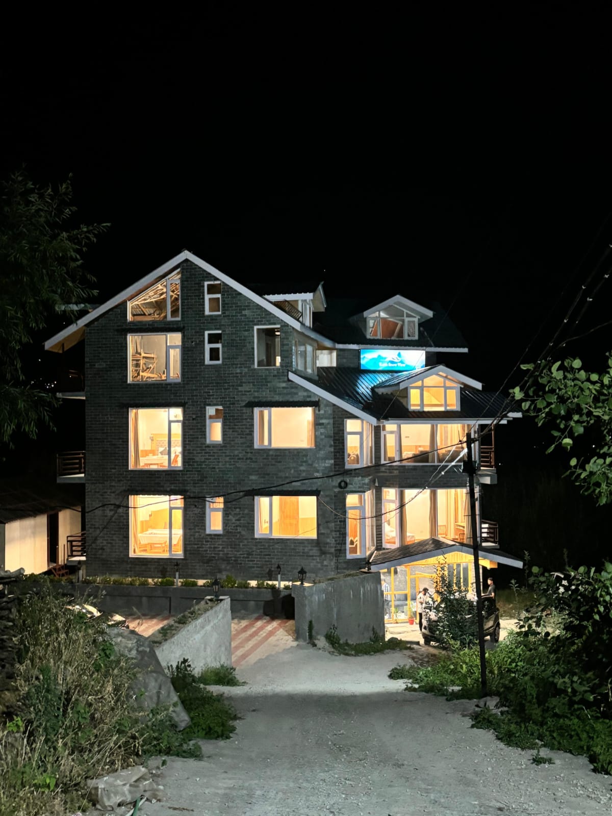 Dhamsu Villa - Manali